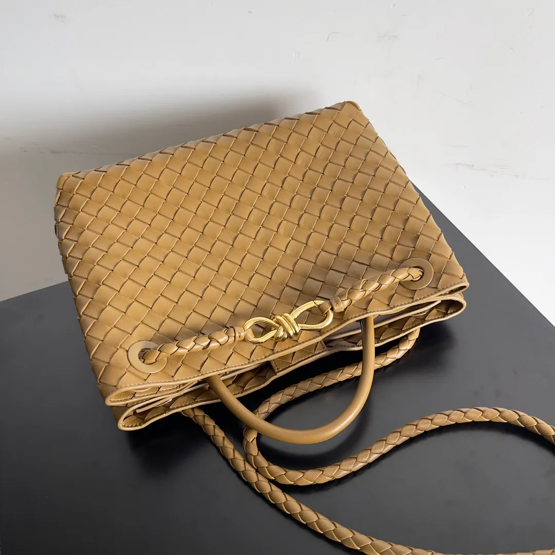 The 2023 new Andiamo batch of 2260 BV has been shipped‼ ️Really popular🔥The new Andiamo woven handbag launched by Bottega Veneta this season is really popular all over the world! ! Celebrities at home and abroad have worn it, and Oscar-winning actress Michelle Yeoh has taken it out on the street. Song Jia, Trai Yara, Yu Feihong, Sanji Ayaka, Rosie Hunting-Whiteley, Yoshioka Riho, etc. have all picked up this bag. It is classic and versatile, showing off its temperament, and the bag capacity is also large, which is very convenient for daily commuting! ! A variety of carrying methods, the shoulder straps can be adjusted by yourself, the original lambskin feels soft and delicate, and the unisex style breaks the gender boundaries and brings a more practical and long-lasting use experience. Andiamo, which has both elegant and casual styles, perfectly interprets the true appearance of "fashionable old money style". Style number: 743572 Size: 32*24*12